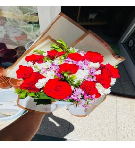 Kırmızı Gül Buketi 10 Adet ve Papatyalar